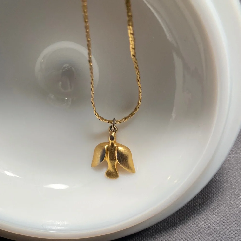 Vintage 70s 1970s Gold Bird CHARM Holy Spirit Dove of PEACE Pendant Necklace - Picture 6 of 6